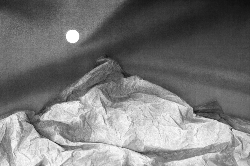 Image résultant de la photocopie de divers matériaux représentant un sommet illuminé par la pleine lune